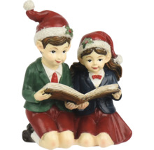 Weihnachtsfigur Bub und Mädchen beim gemeinsamen Lesen in einem Buch, beide tragen Weihnachtsmützen.