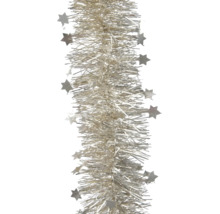 Silberne Lametta-Girlande mit kleinen Sternen als Weihnachtsdekoration.