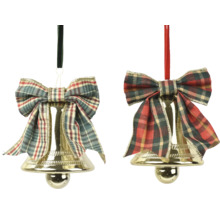 Zwei goldfarbene Weihnachtsglocken mit karierten Schleifen als Christbaumschmuck.