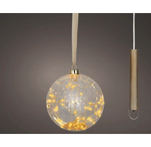 Weihnachtskugel aus Glas mit warmweißer Lichterkette und goldenen Sternen im Inneren inklusive Aufhängeband und Batteriehalter.