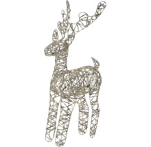 LED-Rentierfigur aus silbernem Metallgeflecht mit warmweißen Lichtern.