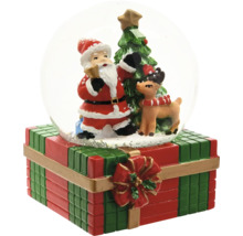 Schneekugel mit Weihnachtsmann, Rentier und Tannenbaum auf einem Sockel in Geschenkform.