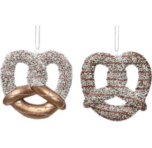 Zwei Christbaumschmuck-Hänger in Brezelform mit weißen Perlen und Glitzerstreifen.