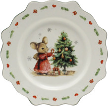 Weihnachtsteller mit Wellenrand, Motiv einer Maus am Weihnachtsbaum mit Geschenken, Rand mit Tannenzweigen, Herzen und Zuckerstangen.