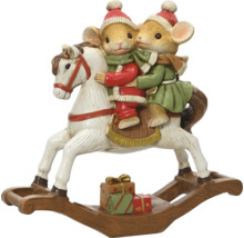 Weihnachtsfigur zwei Mäuse in Winterkleidung auf einem Schaukelpferd mit Geschenken.