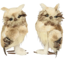Zwei dekorative Eulenfiguren aus Kunstfell und Federn.