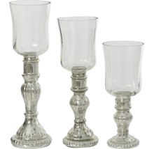 Set aus drei dekorativen Kerzenhaltern aus Glas in verschiedenen Höhen mit silberfarbenem Fuß und klarem Aufsatz.