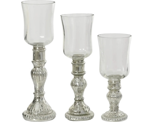 Set aus drei dekorativen Kerzenhaltern aus Glas in verschiedenen Höhen mit silberfarbenem Fuß und klarem Aufsatz.