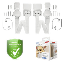 Reer Möbel-Kippsicherung Set mit zwei weißen Gurtbändern, Befestigungswinkeln, Schrauben, Dübeln, Montagehaken und Siegel für Kindersicherheit.