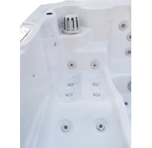 Innenansicht eines Whirlpools mit verschiedenen Massagedüsen und einem Filtersystem.