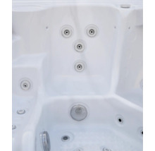 Innenansicht eines Whirlpools mit verschiedenen Massagedüsen und einer Ansaugöffnung am Boden.