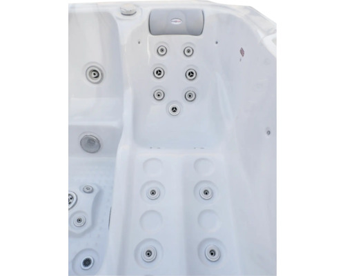 Innenansicht eines Whirlpools mit verschiedenen Massagedüsen, einer ergonomischen Liegefläche und einer Kopfstütze mit Sanospa Logo.
