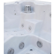 Innenansicht eines weißen Whirlpools mit verschiedenen Massagedüsen, Filtergehäuse und ergonomischen Sitzflächen.