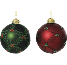 Zwei Christbaumkugeln mit Stechpalmen-Glitzerdekor, eine dunkelgrün mit roten Beeren und eine dunkelrot mit grünen Beeren.