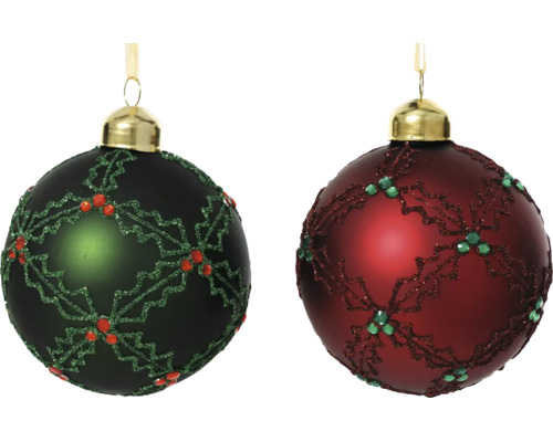 Zwei Christbaumkugeln mit Stechpalmen-Glitzerdekor, eine dunkelgrün mit roten Beeren und eine dunkelrot mit grünen Beeren.