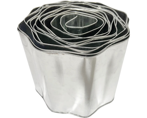 Gewellte Rasenkante aus verzinktem Metall in Rollenform zur Beetbegrenzung im Garten.