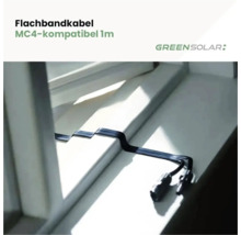 Flachbandkabel MC4-kompatibel 1 Meter von GreenSolar, das durch einen Fensterrahmen verläuft. GreenSolar Logo.