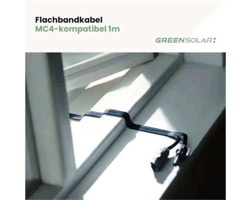 Flachbandkabel MC4-kompatibel 1 Meter von GreenSolar, das durch einen Fensterrahmen verläuft. GreenSolar Logo.