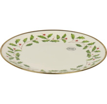 Porzellanteller mit Stechpalmen-Motiv, Goldrand und Kitchen Goods Logo.
