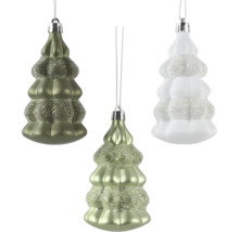 Weihnachtsbaumschmuck aus Glas in Tannenbaumform, drei verschiedene Farben mit glitzernden und glatten Oberflächen.