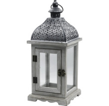 Laterne aus grauem Holz mit verzierter Metallhaube und Glaseinsätzen im rustikalen Vintage-Stil.