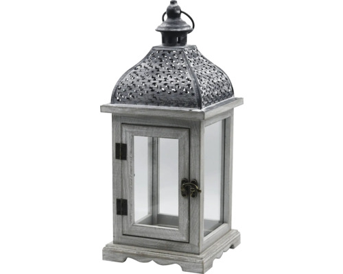 Laterne aus grauem Holz mit verzierter Metallhaube und Glaseinsätzen im rustikalen Vintage-Stil.