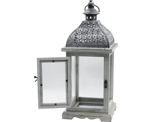 Graues Windlicht aus Holz und Metall mit Glaseinsätzen und einer geöffneten Tür