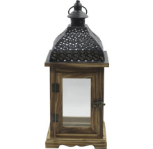 Rustikale Laterne aus Holz mit ornamentiertem Metalldach, Glaseinsätzen und Metallverschluss.
