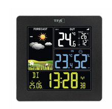 Digitale TFA Wetterstation mit Anzeige für Wettervorhersage, Temperatur, Luftfeuchtigkeit und Uhrzeit sowie TFA Logo.