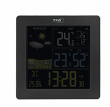 Digitale Wetterstation mit Anzeige für Wettervorhersage, Innen- und Außentemperatur, Luftfeuchtigkeit, Uhrzeit und Datum. TFA Logo.