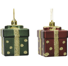 Zwei Christbaumschmuck-Anhänger in Form von Geschenkpaketen mit glitzernden Bändern und Punkten sowie goldenen Aufhängern.