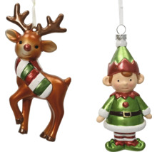 Weihnachtsbaumanhänger Set bestehend aus einer Rentierfigur mit Schal und einer Elfenfigur in grüner und roter Kleidung.