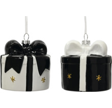 Christbaumschmuck in Form von schwarz-weißen Geschenken mit Schleifen und goldenen Sternen aus Glas.