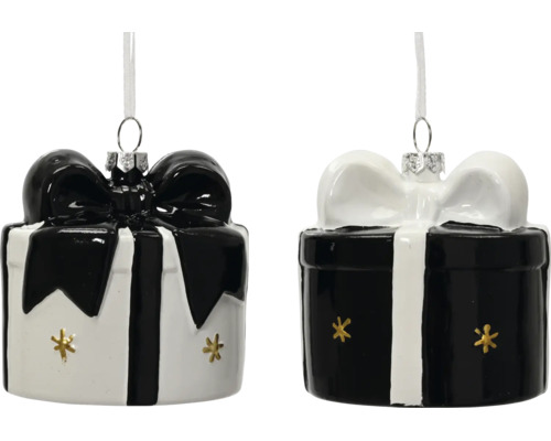 Christbaumschmuck in Form von schwarz-weißen Geschenken mit Schleifen und goldenen Sternen aus Glas.