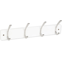 Wandgarderobe mit vier polierten Metallhaken auf einer weißen Grundplatte.