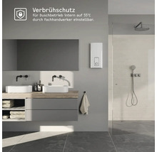 Modernes Badezimmer mit Doppelwaschtisch, Dusche und einem elektrischen Durchlauferhitzer mit Verbrühschutz bei 55 Grad Celsius.