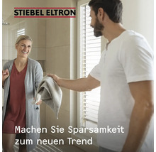 Stiebel Eltron Logo. Eine helle, moderne Badezimmerszene mit einem Mann und einer Frau. Text Machen Sie Sparsamkeit zum neuen Trend.