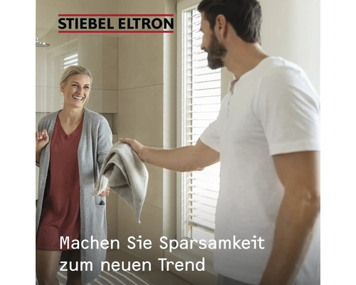 Stiebel Eltron Logo. Eine helle, moderne Badezimmerszene mit einem Mann und einer Frau. Text Machen Sie Sparsamkeit zum neuen Trend.
