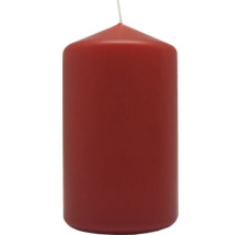 Rote Stumpenkerze aus Wachs mit einem Docht.