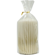 Weiße Stabkerzen in transparenter Kunststoffverpackung mit goldenem Verschlussband.
