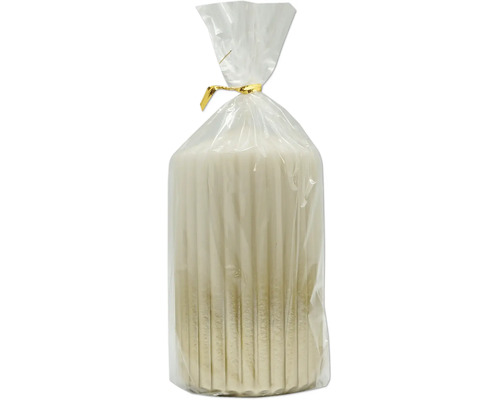 Weiße Stabkerzen in transparenter Kunststoffverpackung mit goldenem Verschlussband.