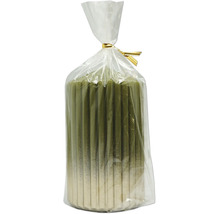 Set aus grünen Stabkerzen in transparenter Folienverpackung mit goldenem Clipverschluss.