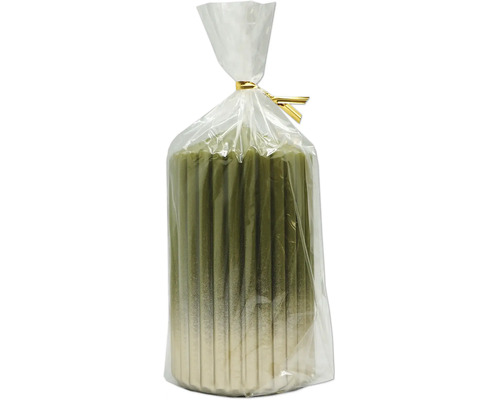 Set aus grünen Stabkerzen in transparenter Folienverpackung mit goldenem Clipverschluss.