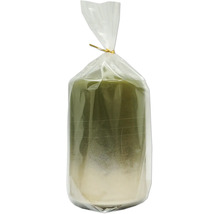 Olivgrüne Stumpenkerze in transparenter Folienverpackung mit goldenem Verschluss.