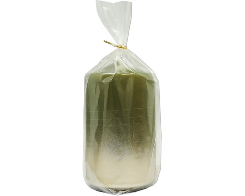 Olivgrüne Stumpenkerze in transparenter Folienverpackung mit goldenem Verschluss.