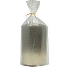 Stumpenkerze mit Farbverlauf von Dunkelgrau nach Creme, in Folie verpackt.