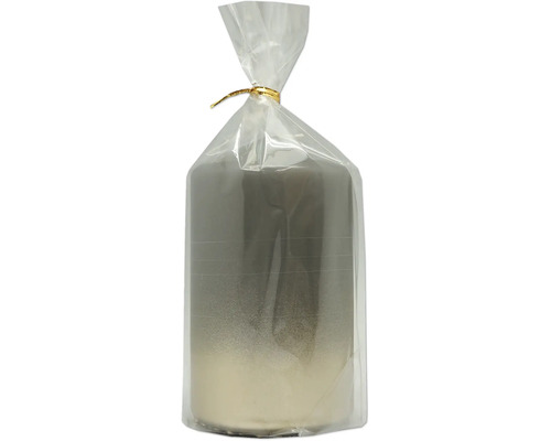 Stumpenkerze mit Farbverlauf von Dunkelgrau nach Creme, in Folie verpackt.