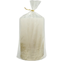 Strukturierte Stumpenkerze in cremeweiß in transparenter Folie mit goldenem Verschlussband.