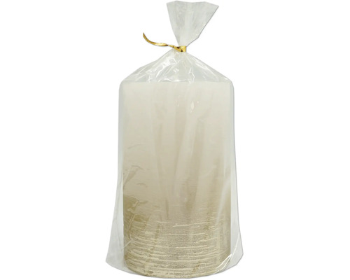 Strukturierte Stumpenkerze in cremeweiß in transparenter Folie mit goldenem Verschlussband.