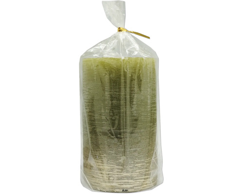Stumpenkerze mit rustikaler Oberflächenstruktur, einzeln verpackt in Klarsichtfolie mit Verschluss.